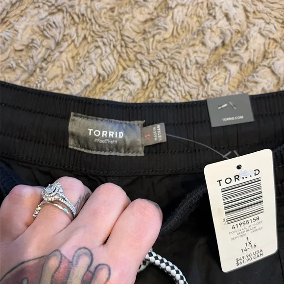 BNWT Torrid Black poplin yacht shorts - Picture 3 of 4